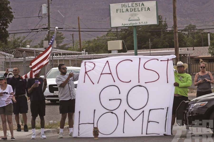 「種族主義者滾回家」