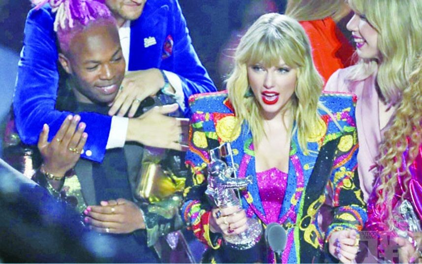 Taylor奪音樂大獎被搶風頭