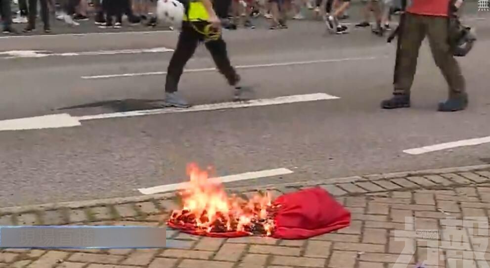 東涌游泳池國旗被拆下焚燒