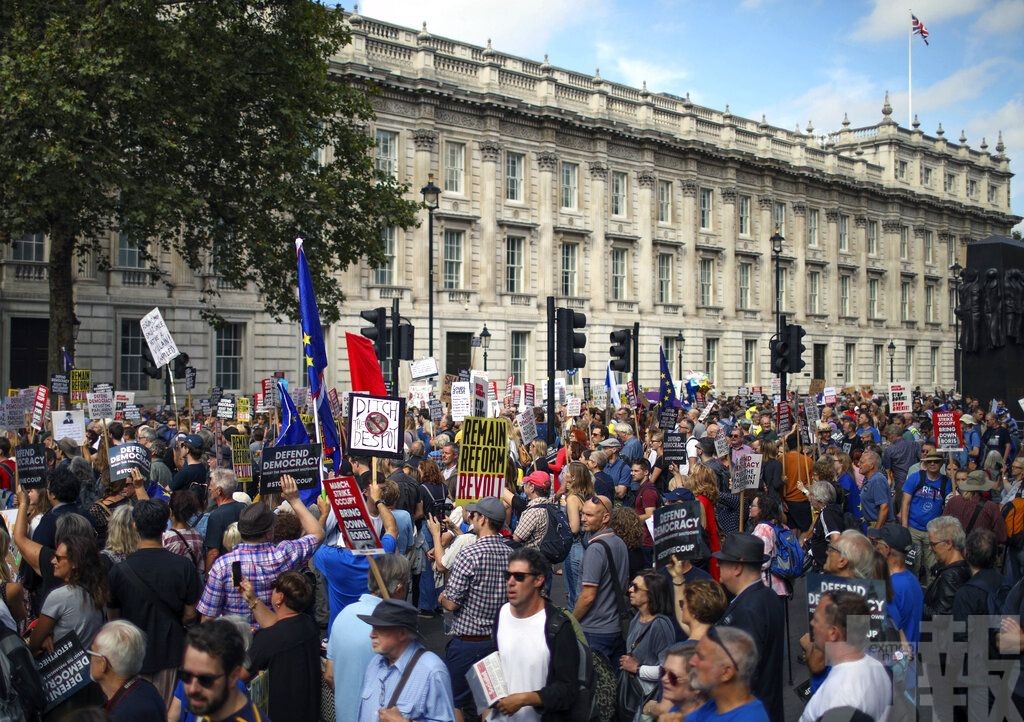 英國逾30個城市爆發示威