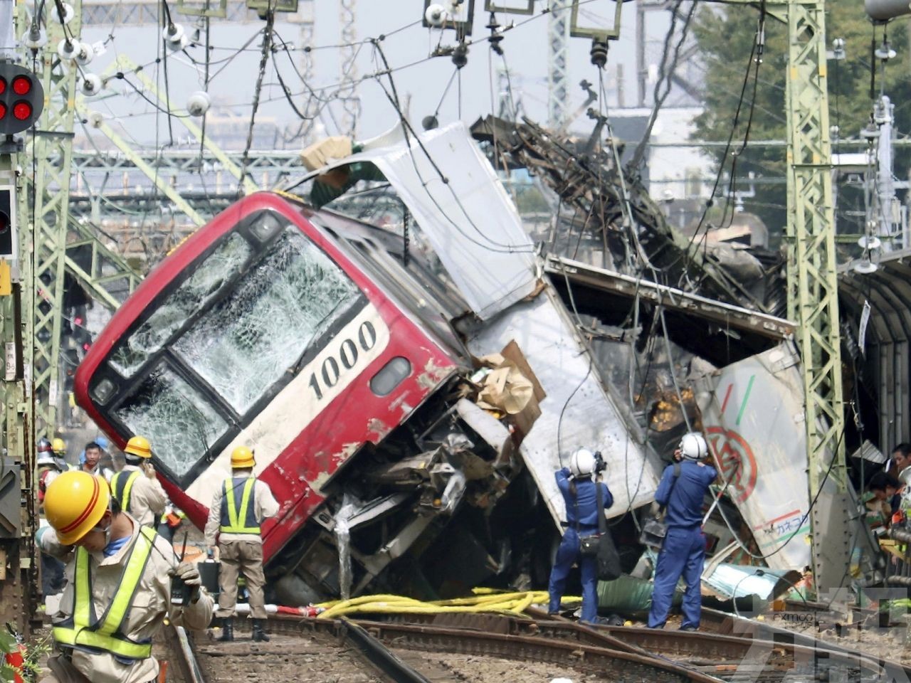​日京急線列車撞貨車出軌致逾30傷