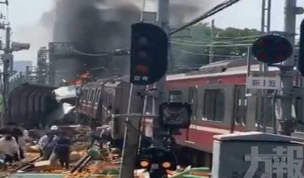 ​日京急線列車撞貨車出軌致逾30傷