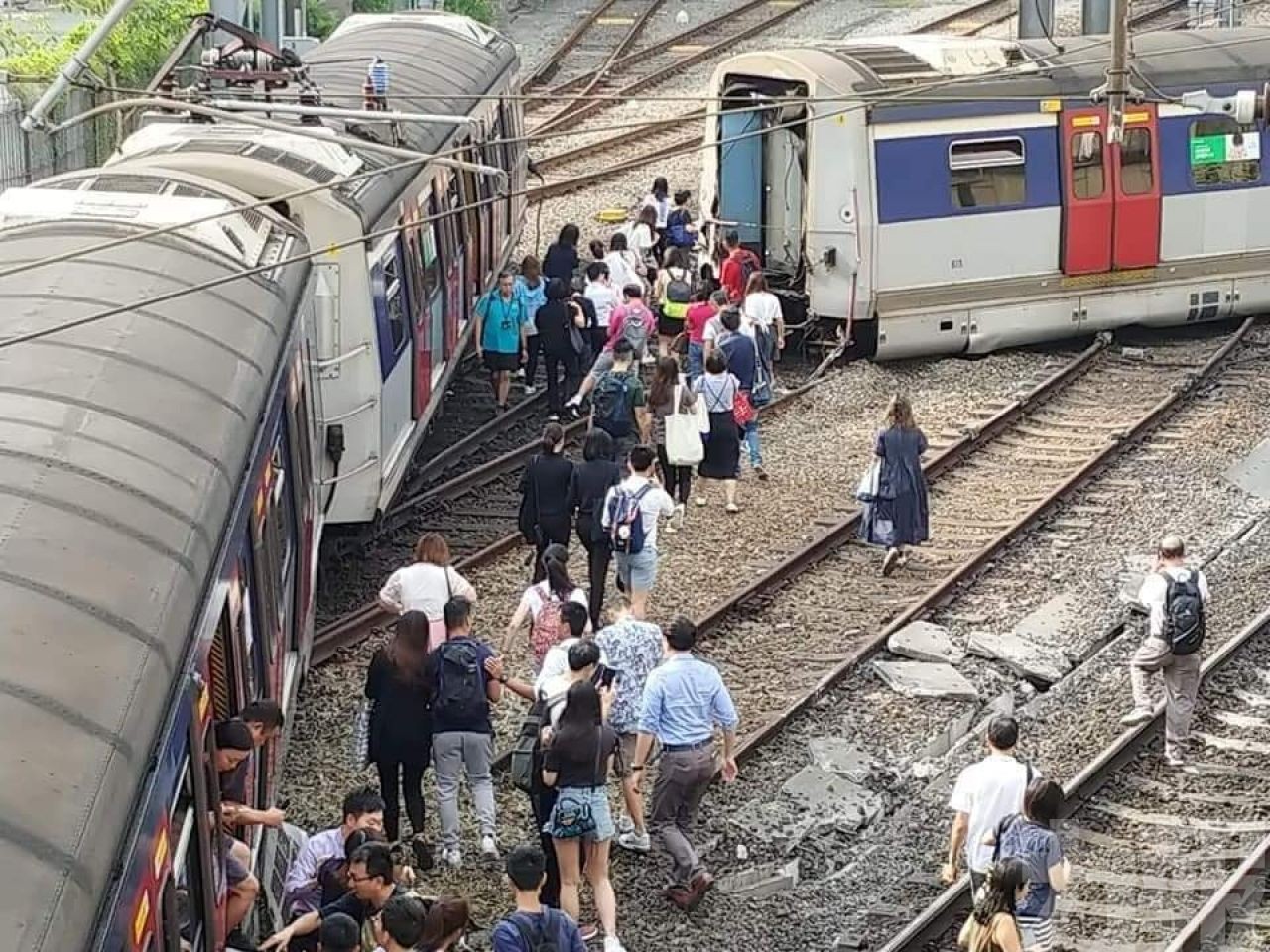 香港東鐵列車出軌車身分兩截