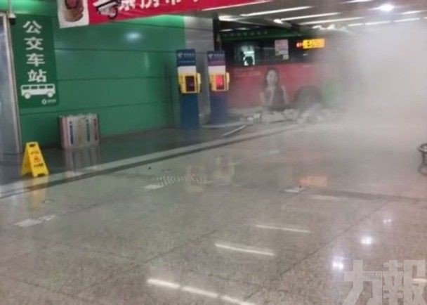 深圳巴士撞穿牆剷入候車大廳