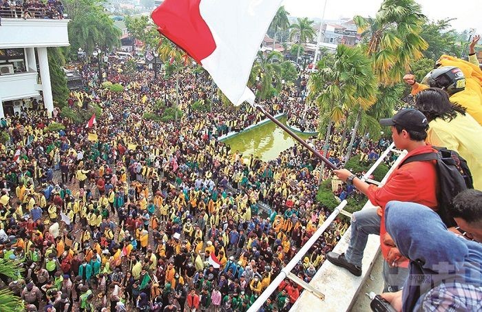 印尼學生反修法示威逾300傷