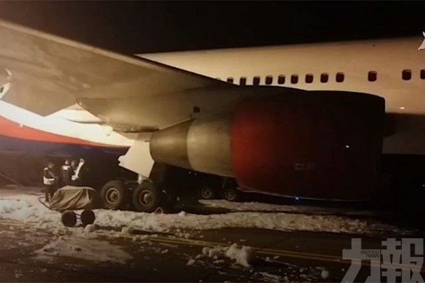 俄客機硬着陸致起落架着火 至少20傷