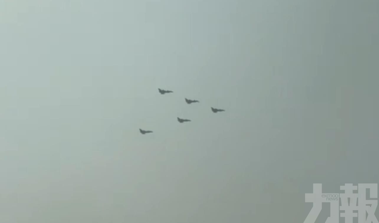 殲擊機梯隊飛越天安門廣場