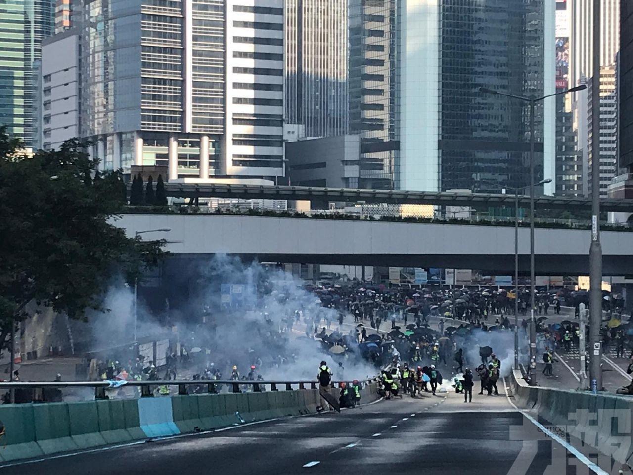 水炮車多度發射藍色水柱