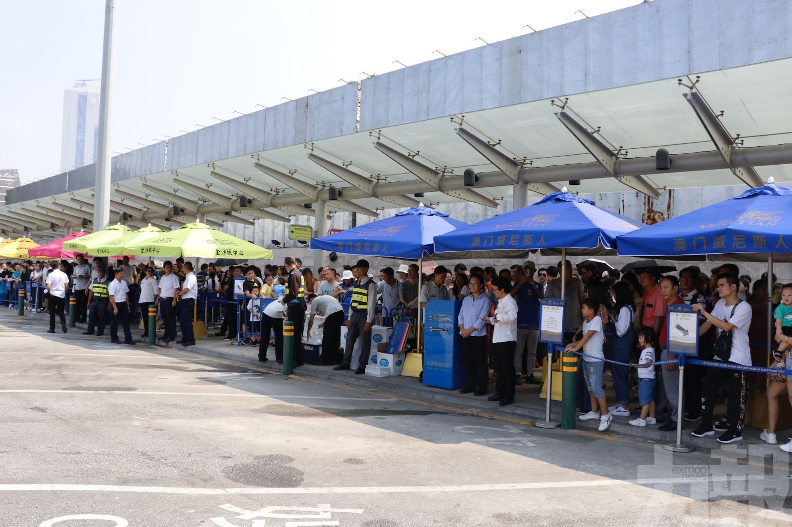 大批旅客訪澳「逼爆」關閘