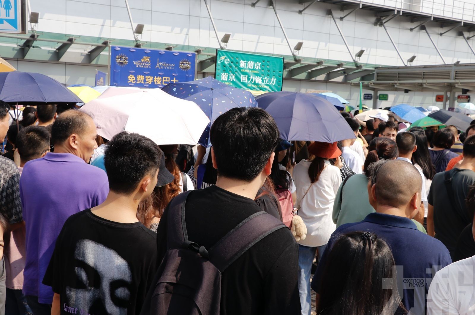 大批旅客訪澳「逼爆」關閘