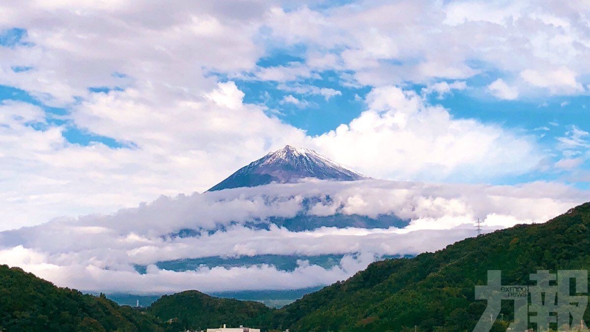 皇居現彩虹 富士山下雪