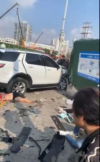 ​有片！上海私家車撞飛多名路人 2死12傷