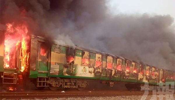 有片！巴基斯坦火車起火增至70死