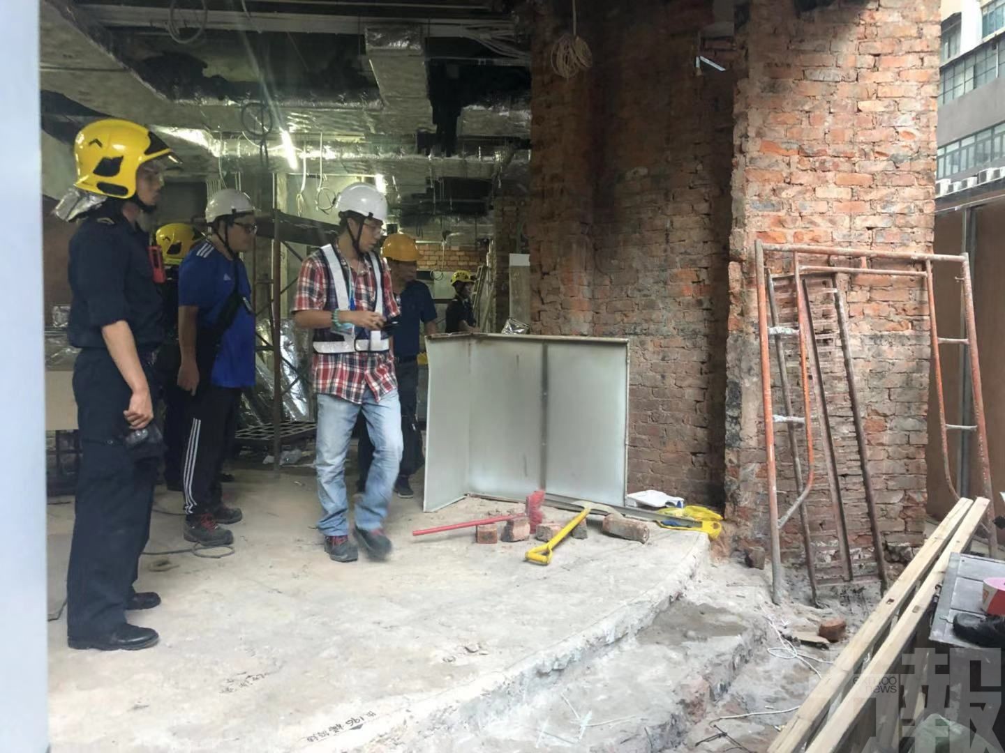 2名工人被剝落建築物料砸傷