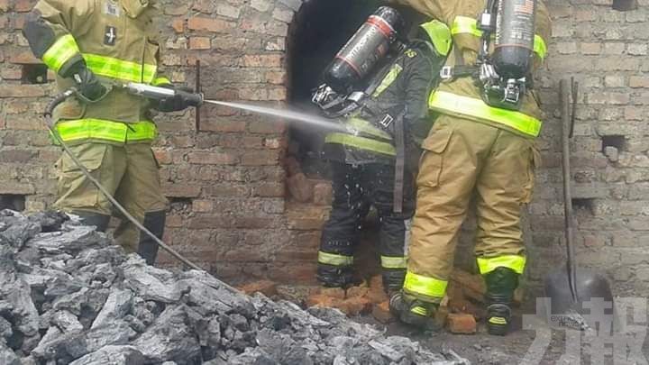 哥倫比亞男誤墮1,200℃煤爐 燒剩棚骨