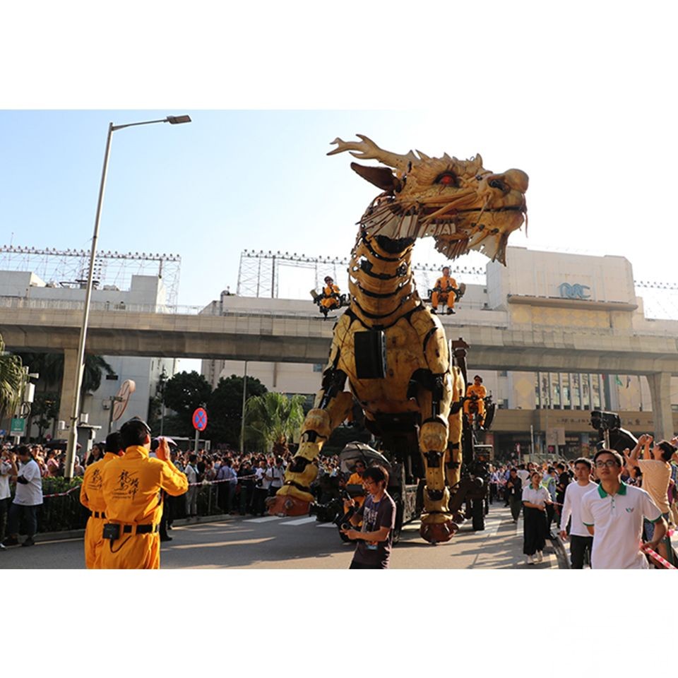 向大眾灑水送祝福場面震撼