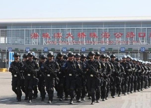 逾1,000名警力 80多輛警用車輛參與