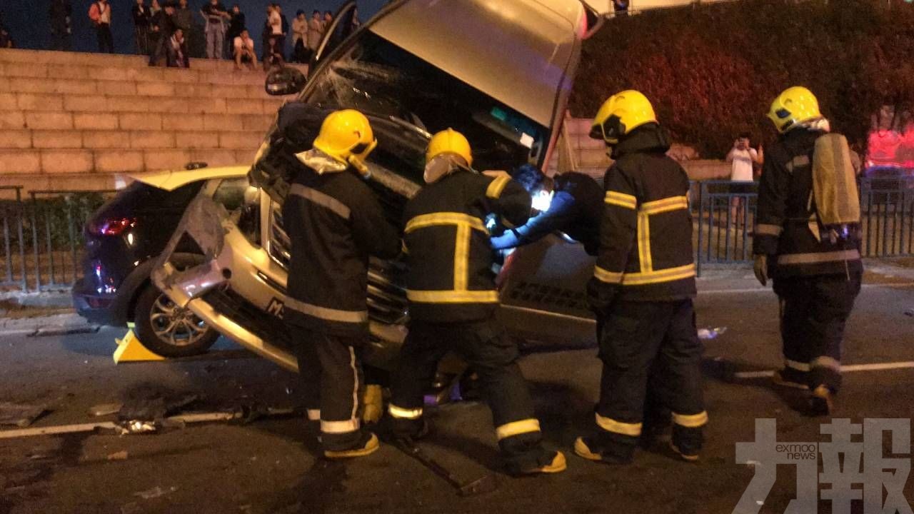 三車相撞 友誼大馬路全線封鎖