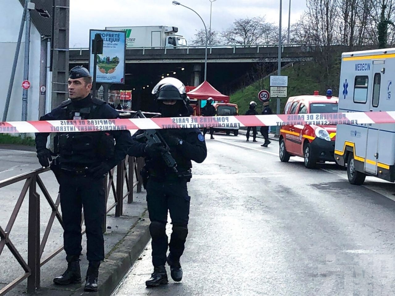巴黎市郊男子持刀致1死2傷後被擊斃