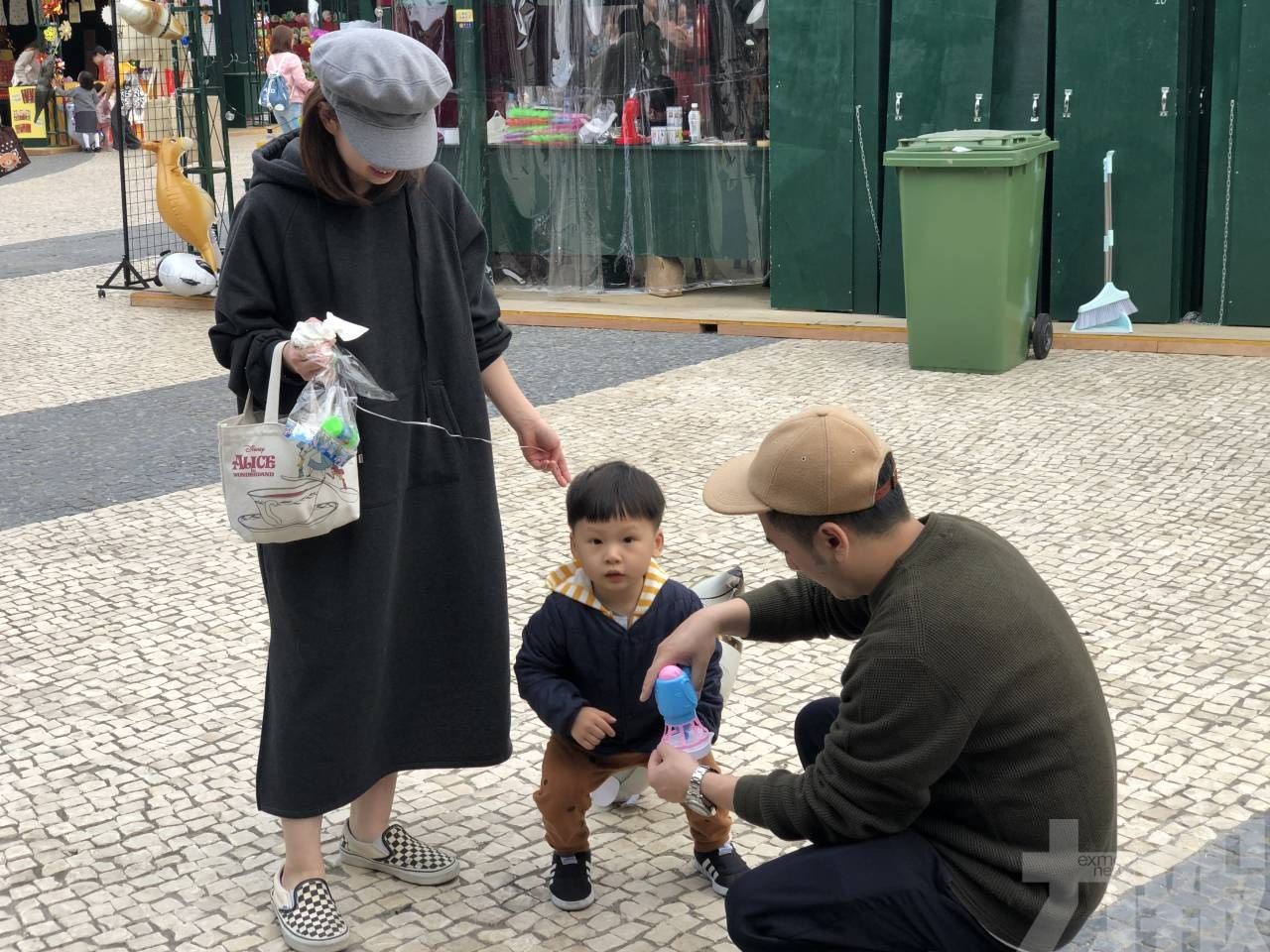 攤販設遊戲吸引人流 稱對生意有信心