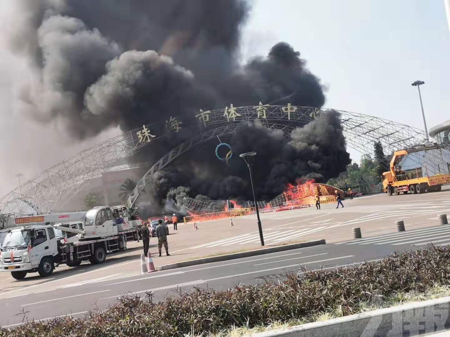 珠海體育中心東門起火冒濃煙