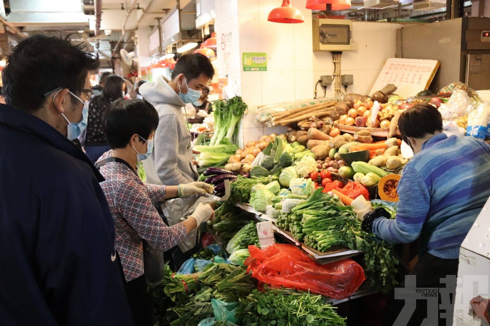 街市人流回升 攤販指生意多一成