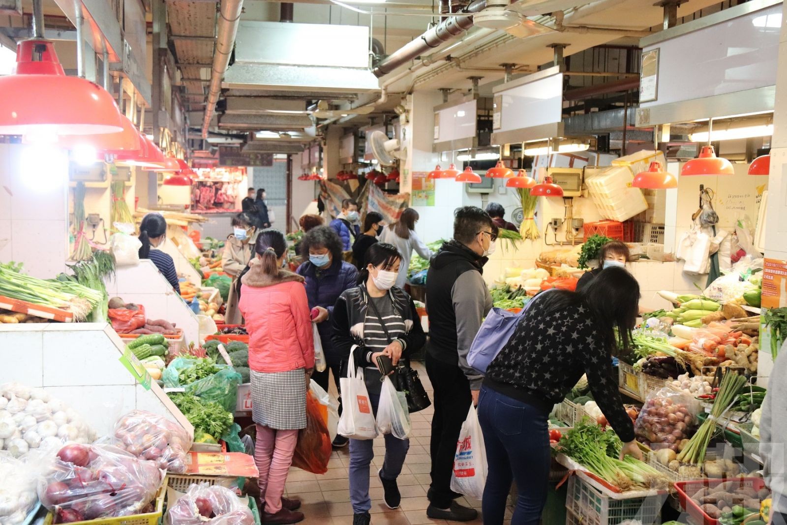 街市人流回升 攤販指生意多一成