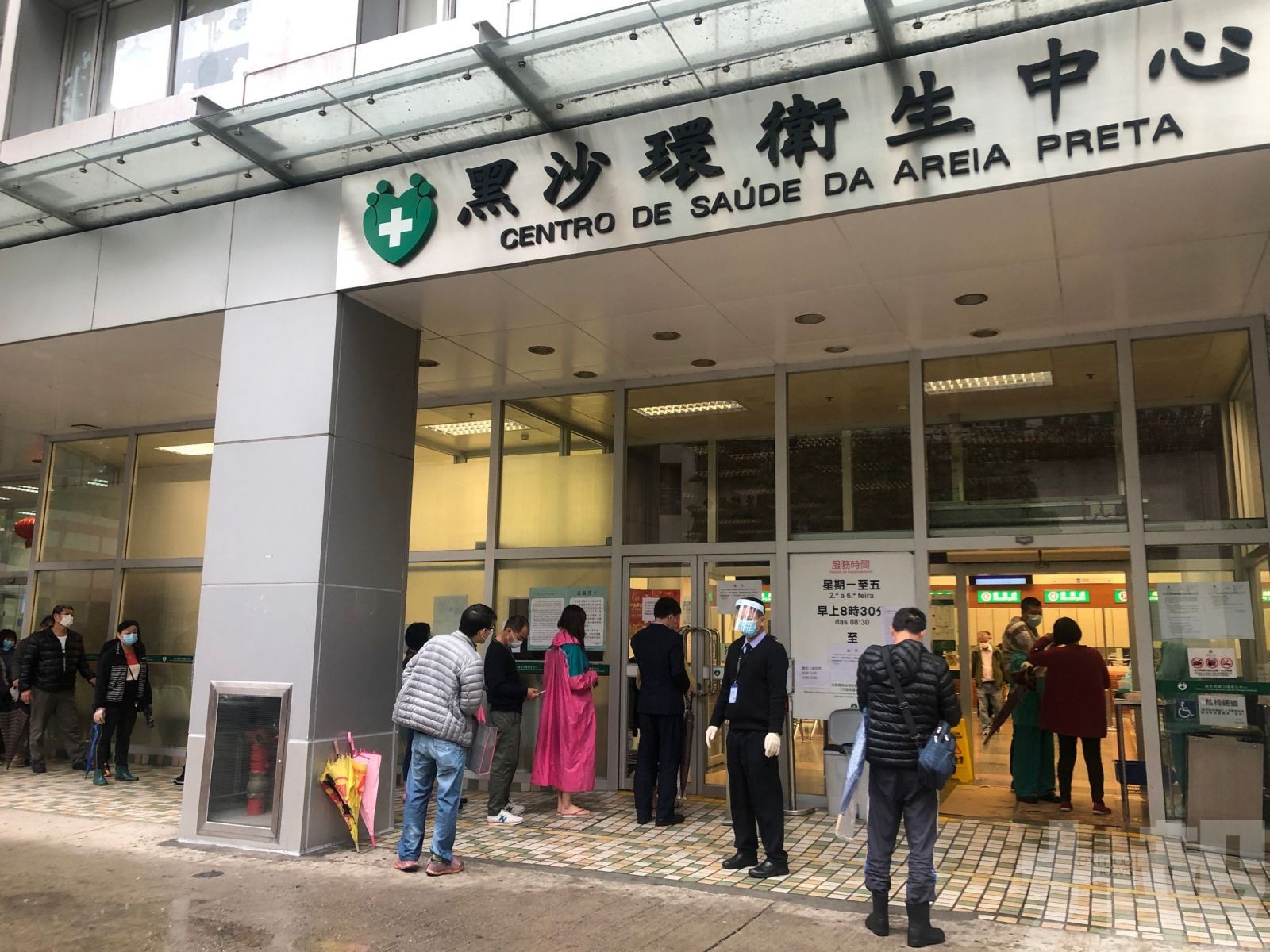 大雨無阻市民排隊買口罩