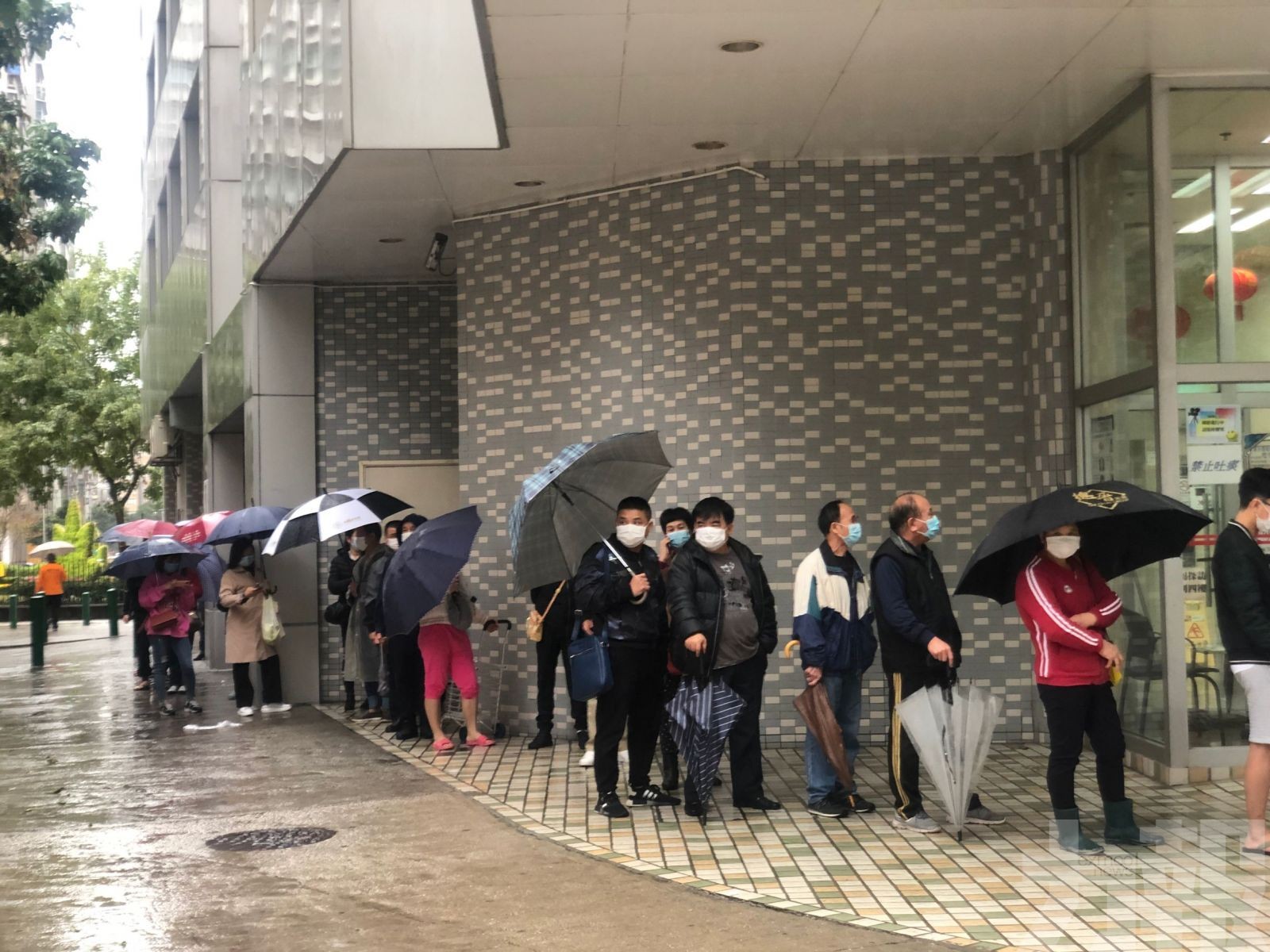 大雨無阻市民排隊買口罩