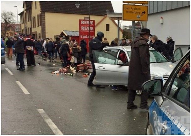 德國有汽車撞人群據報30傷　