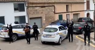 西班牙馬略卡島警察巡迴獻唱跳