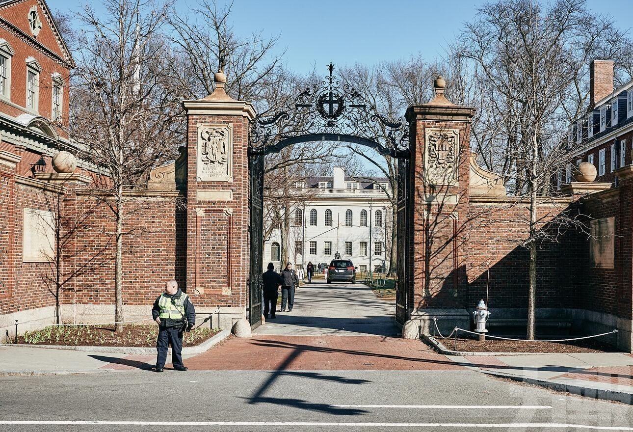 哈佛大學校長及妻子檢測結果陽性