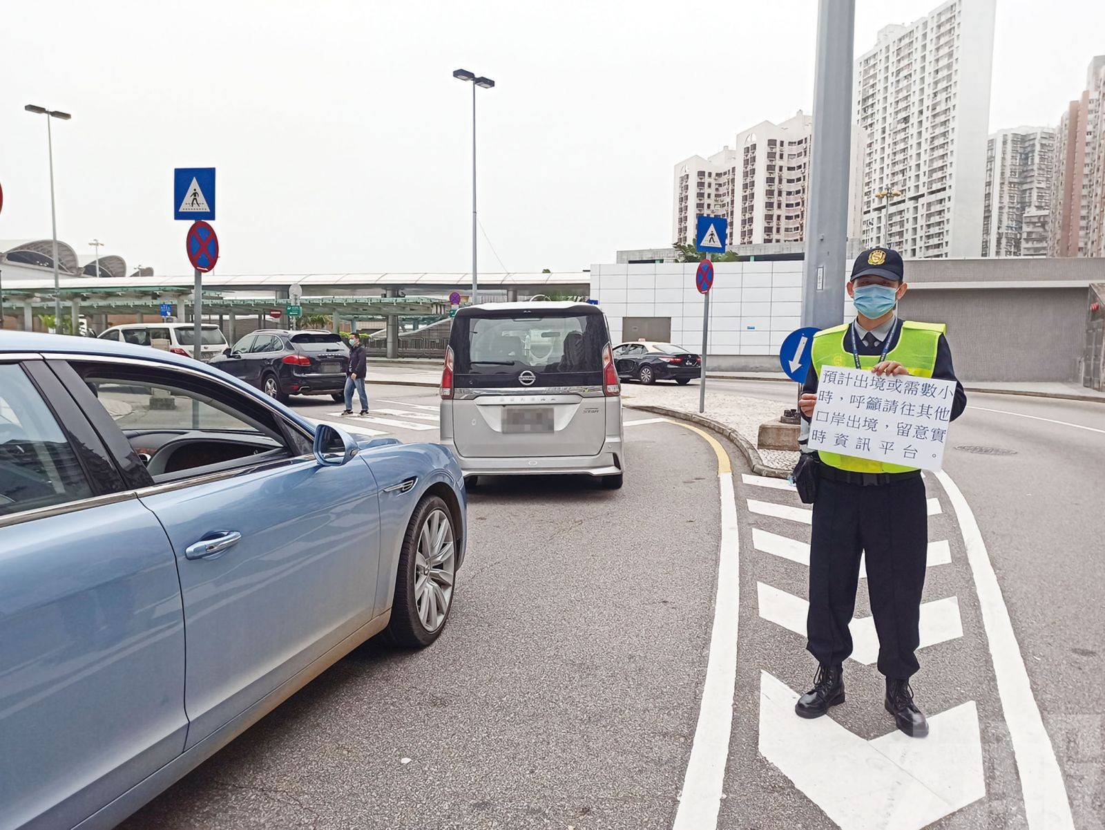 澳人昨趕赴珠關閘現車龍