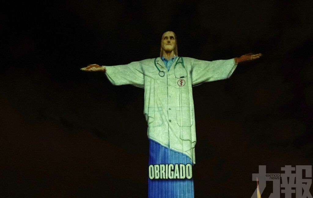 巴西基督像「穿」上白袍