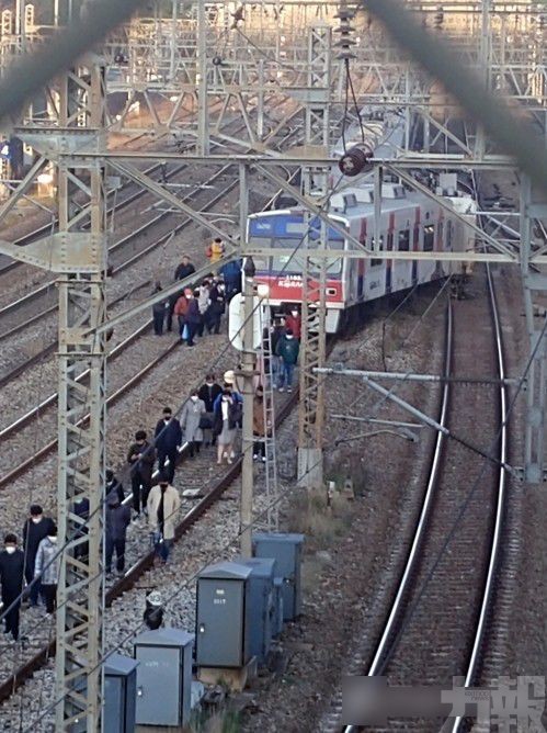 韓國首爾載逾百人列車出軌