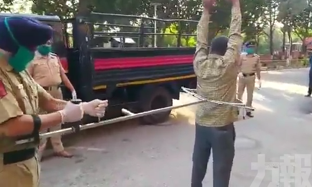 印度警方自製「捉人鉗」