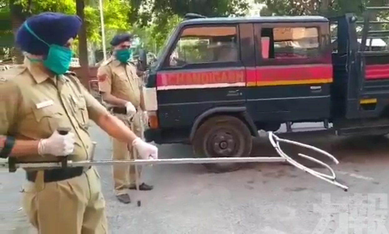 印度警方自製「捉人鉗」