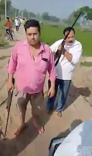印度政客父子在鏡頭前遭槍殺