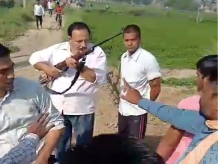 印度政客父子在鏡頭前遭槍殺