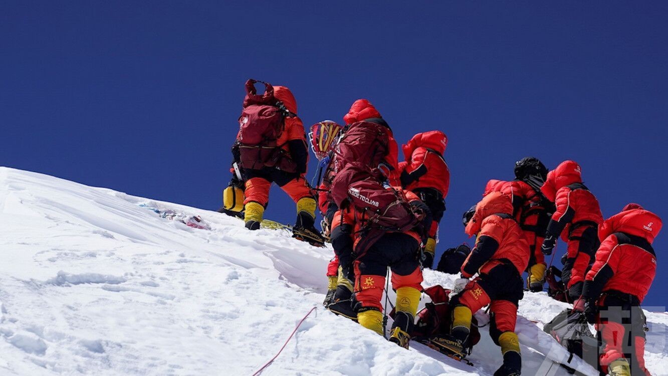 中國測量隊登珠穆朗瑪峰