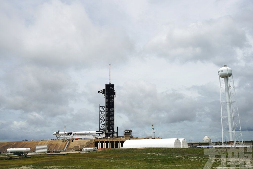 SpaceX首次載人升空任務押後