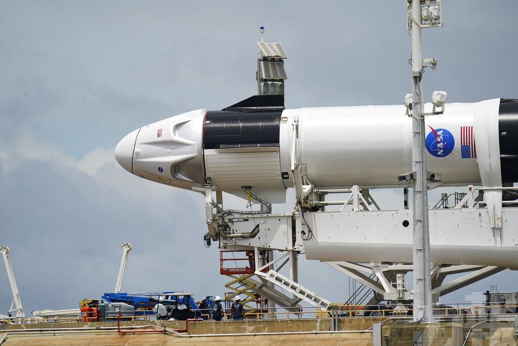 SpaceX首次載人升空任務押後