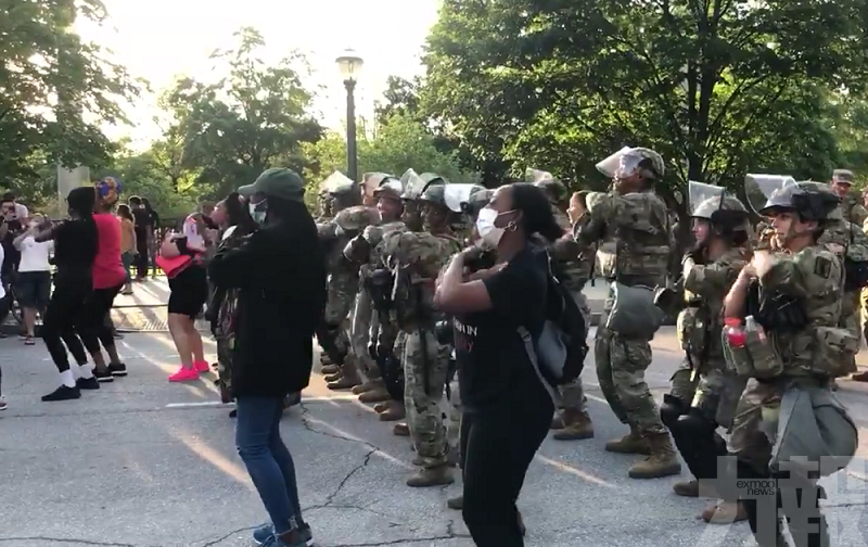 國民警衛軍與示威者齊跳舞