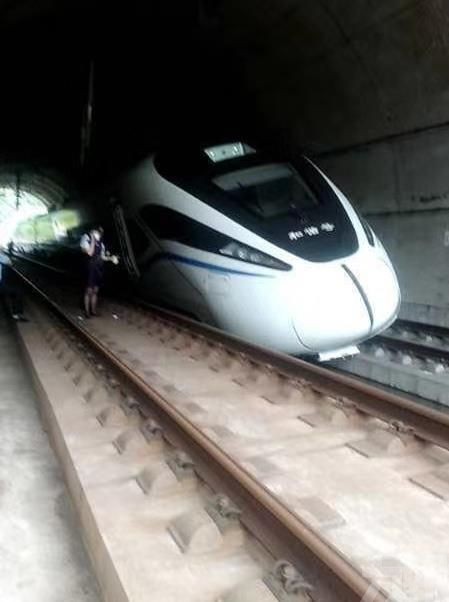 貴廣高鐵列車脫軌輕微翻側 248旅客受阻