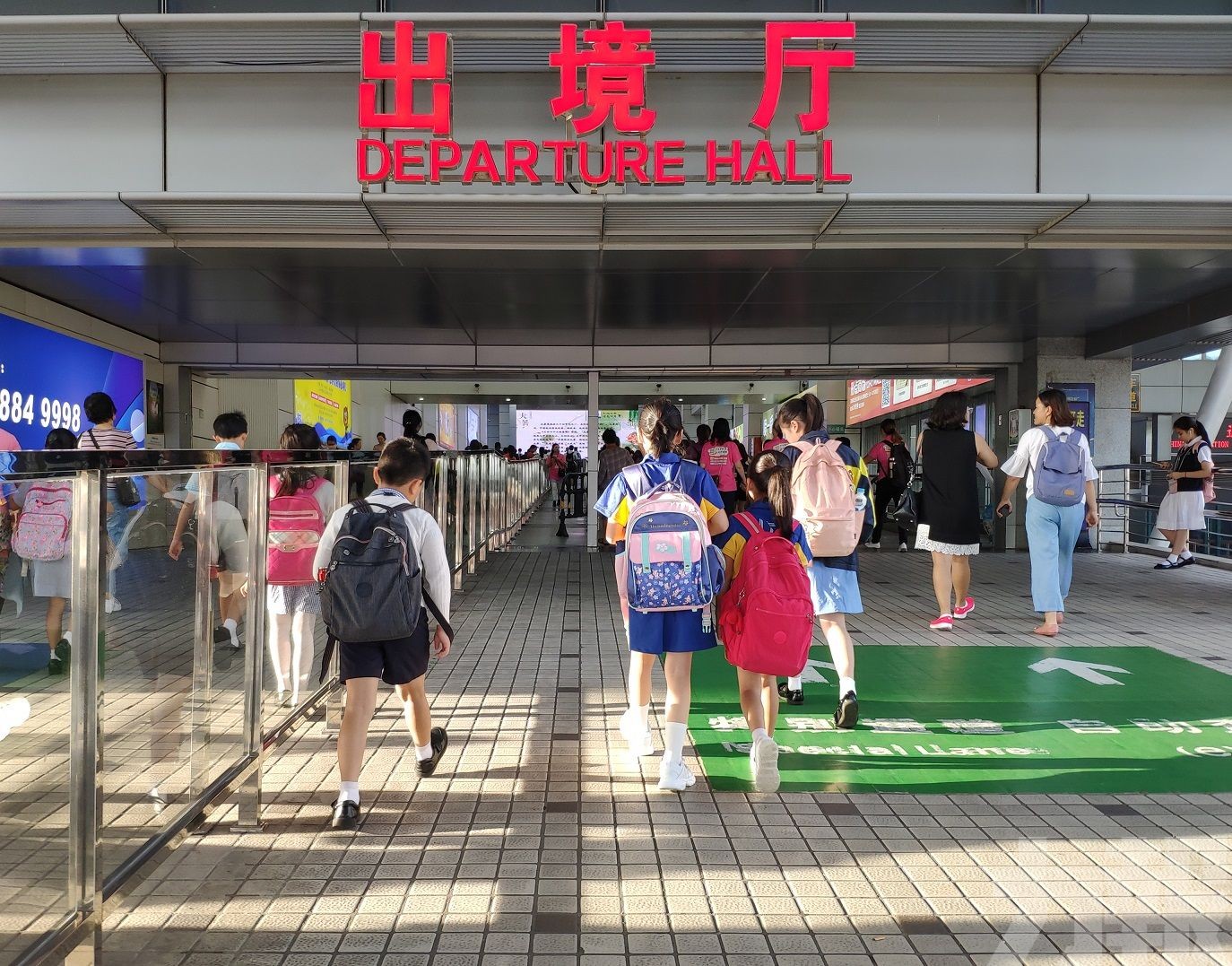 香港中三至中五跨境學生下周一復課