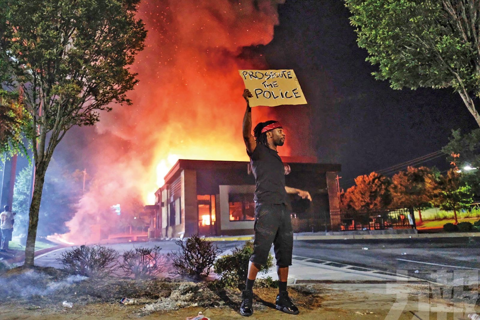 示威者怒燒速食店