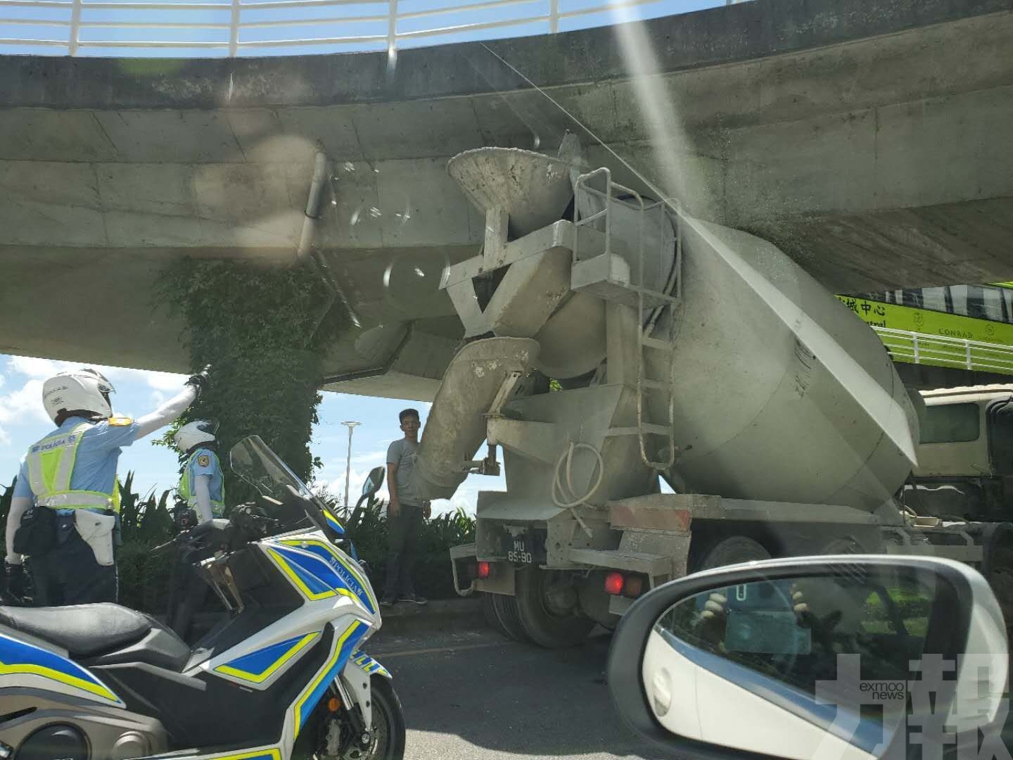 粗心水泥車撞完隧道撞天橋
