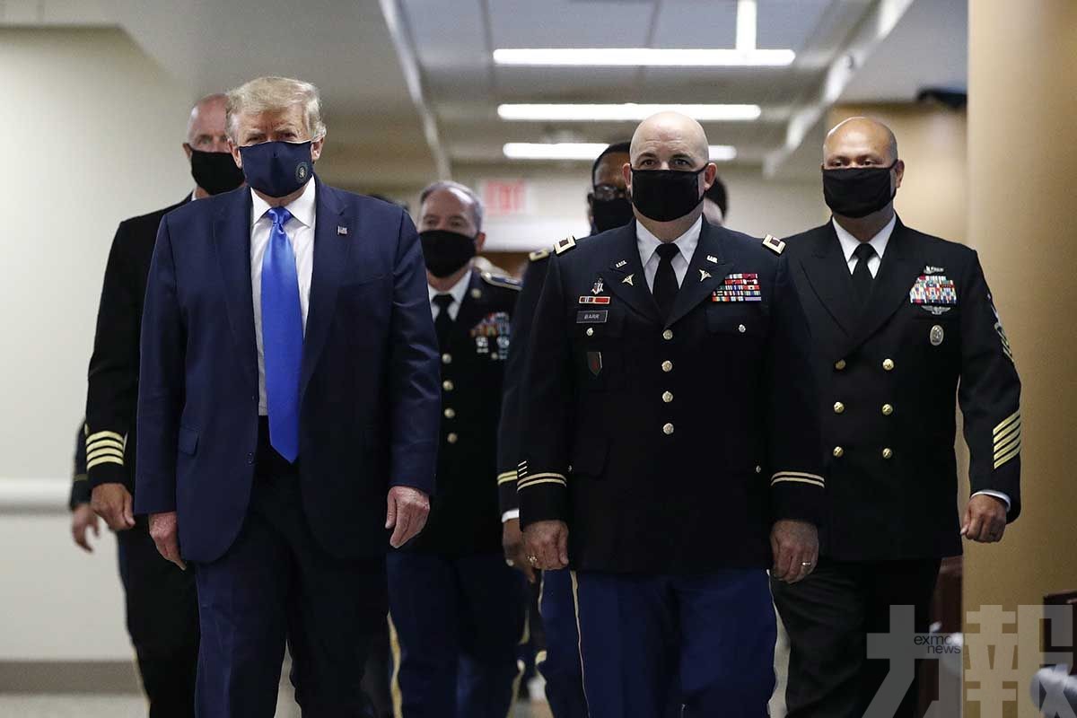 特朗普首次公開場合戴口罩