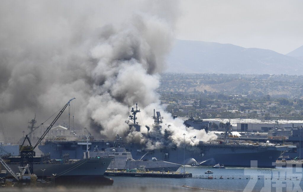 美軍兩棲攻擊艦爆炸起火