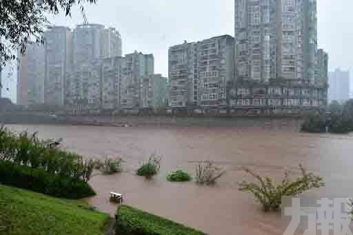 重慶洪水淹沒30多輛車 沖入辦公樓